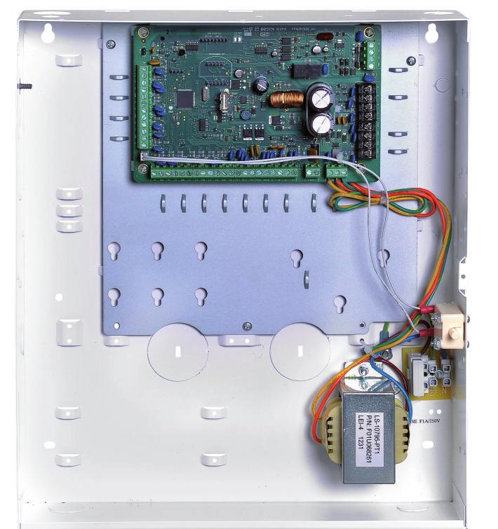 En inbyggd PSTN-sändare skickar ett larm via det vanliga telefonnätet till en telefon och/eller en larmcentral samtidigt som ett