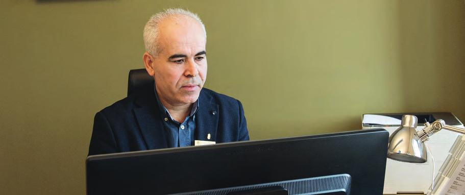 Men han märker att tiden inte räcker till för att bryta isoleringen så