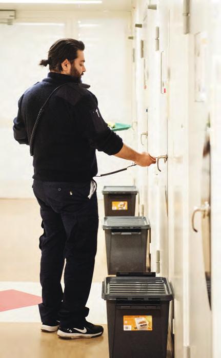 I bakgrunden delar Victor Grenthe ut dagens post. Paradoxalt nog blir det mindre att göra för produktionsledarna som bryter isoleringen när det blir fler klienter.