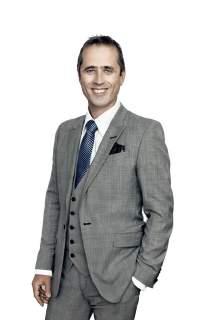 Förord Förord Johan Wallér VD Sveriges Apoteksförening VD har ordet Det här är Sveriges första vitbok om apotek om apotekens funktion och dess självklara roll i samhället. Det glädjer mig.