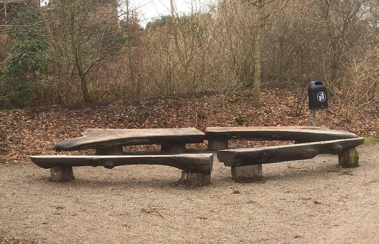Häck vid parkering till Lingården är på vissa delar söndertrampad på grund av att personer tagit genvägar.