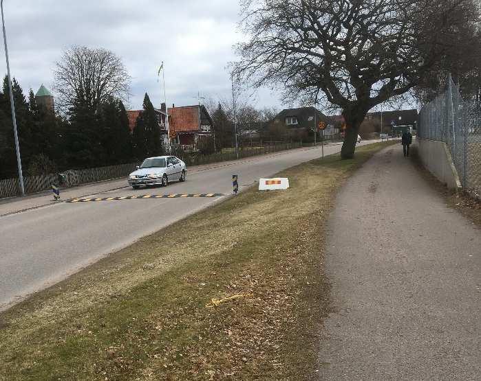 Här är det ofta ett tillhåll av ungdomar. Mycket mörkt. Repareras/ ersättas. Sätta in belysning? Sätta in belysning vid bänkarna? Laholmshem Andreas Strandh.