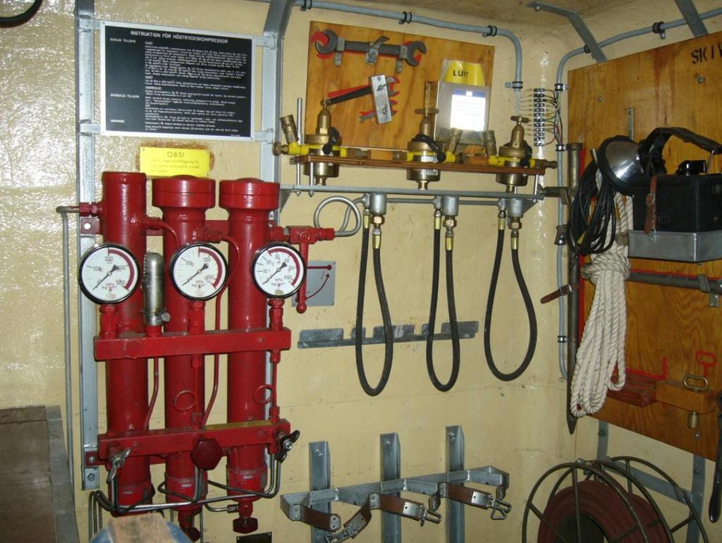 Luftrening för de olika stegen i kompressorn (tillräckligt ren som dykarluft), samt fyllningsramp för