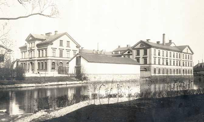 Artilleriförbanden lät utbilda vissa officerare vid Carl Gustafs Stads Gevärsfaktori i Eskilstuna.