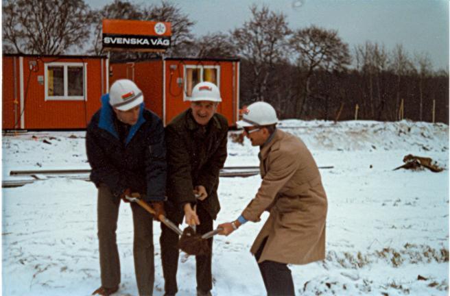 Utbildningsverkstad hjulfordon utbildade sina hjulfordonsmekaniker (Ltgd 30/40) i hyrda lokaler för att de ordinarie hade för lågt till tak.