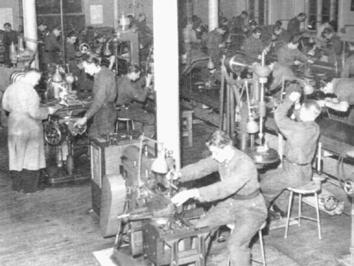 1945 utökades beställningsmannautbildningen med yrkesgrenarna bilmekaniker, stridsvagnsmekaniker och radarmekaniker.