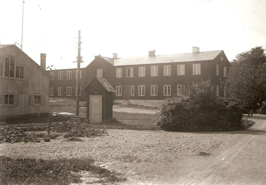 1 Signalmekanikerutbildning av Sven Bertilsson Enligt 1914 års härordning uppsattes vid dåvarande fälttelegrafkåren ett tygkompani vars uppgift var att bedriva hantverksutbildning och sätta upp