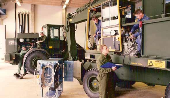 I slutet av 1990-talet började man också att utbilda värnpliktiga systemtekniker på Stridsvagn 122,