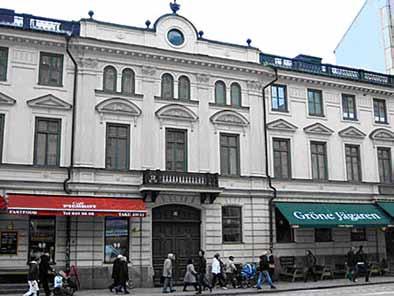 71 Arméteknikerskolans lokal på Götgatan 66 i Stockholm sedd från gatan. Gröne Jägaren fanns även på den tiden (1959 60).
