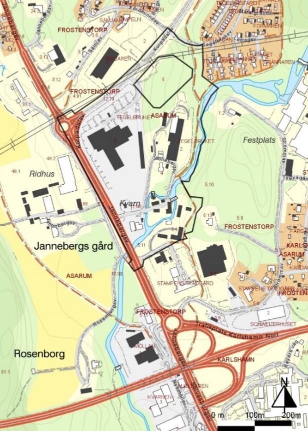 I söder/sydost gränsar området till fastigheten Asarum 12:90 och i sydväst till fastigheten Tegelbruket 6.