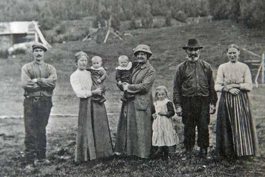 SKOGSARBETETS NÄR TÄRNAS OCH RATIONALISERING STENSELES NYBYGGARE OCH HUMANISERING BLEV STORSKOGSÄGARE Blivande allmänningsägare. Erik Ersson med familj i Laisholm, Tärna, år 1914.