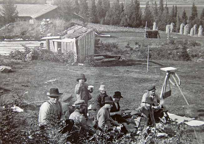 SKOGSARBETETS RATIONALISERING OCH HUMANISERING Rast i avvittringsarbetet. Det ser idylliskt ut men arbetet måste utföras i alla typer av väderlek.