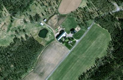 Klipp ut bilder med olika zoomnivåer Använd Eniro.se, Hitta.se och Google Maps (maps.google.com) för att titta på gården Tokarp öster om Mjäldrunga kyrka.