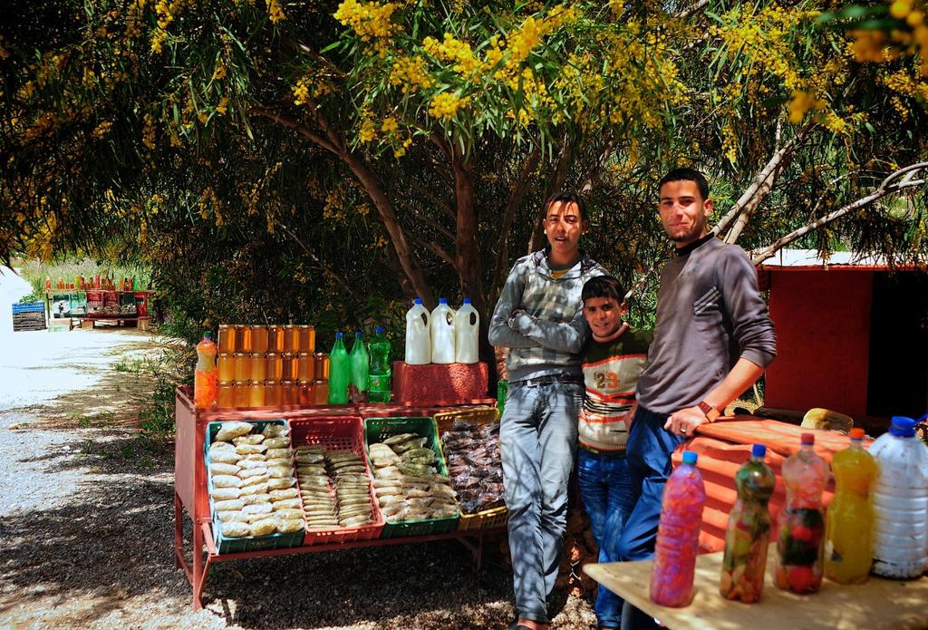 Försäljare längs vägen i Libyens Gröna