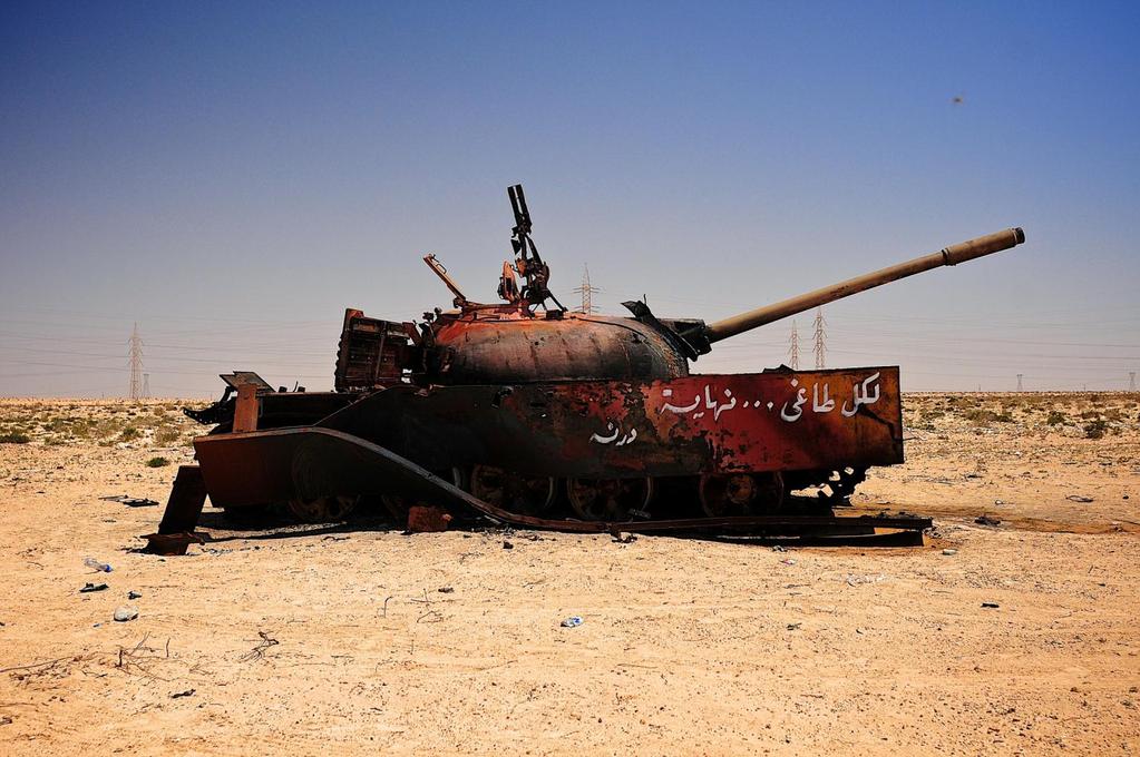Utslagen pansarvagn på infarten till Benghazi, stoppad av rebeller.