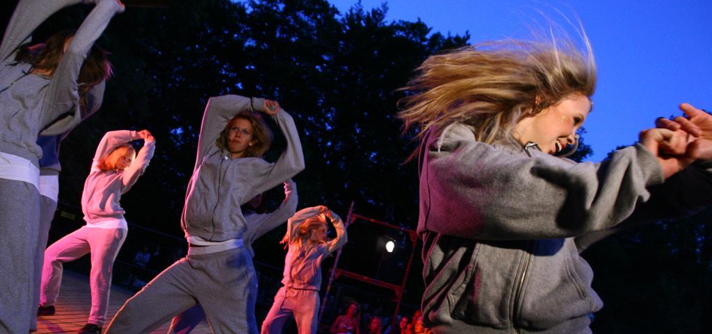 Eleverna genomför ett stort antal konserter, uppvisningar och vernissage för allmänheten. Flera arrangemang sker i samarbete mellan olika uttryckssätt.