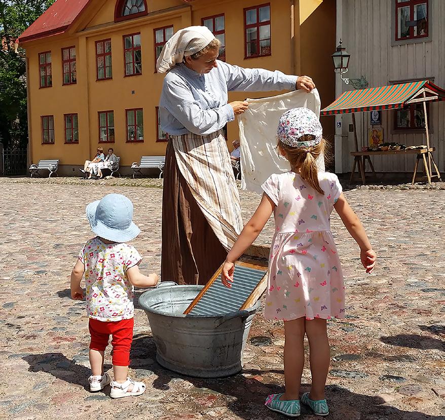 Innehåll Offentliga program Under året arrangeras en mängd aktiviteter för barn, unga och familjer. Offentliga program... 2 Sommar- och lovaktiviteter.