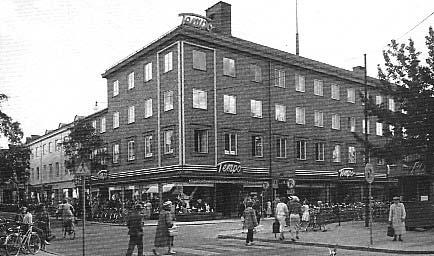 3105 1948 Efter en tvist mellan hyresvärden, direktör G. N. Stenlund och hyresgästen, Åhlen och Holm, nekades personalen att komma in i Tempo och öppna kommersen på morgonen.