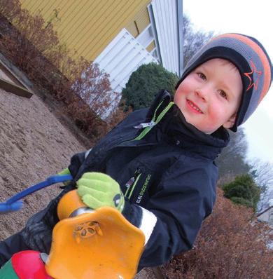 Varje dag oavsett väder är vi ute tillsammans med barnen.