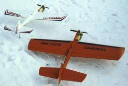 3/2001 9 färdigbyggda RC-modeller. Dom går ofta att köpa som reservdel och är mycket lätta. Kroppen lackades och kläddes med ett lager japanpapper för att öka styrkan.