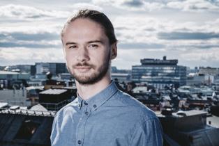 foto: Robin Roemer Ava och Gen har varit bästa vänner sedan de var små. Nu har de gått ut high school och kommit in på var sitt college i olika delar av USA.