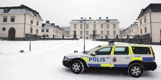 Hemma hos reportage lag A som har bänkat sig runt det stora fikabordet. Det luktar nybryggt kaffe och det är både bokstavligt och bildligt talat högt i tak.