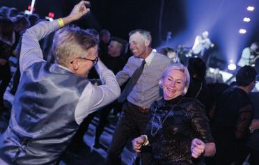 I loungedelen kunde festdeltagarna vila benen i uppblåsbara fåtöljer eller möta
