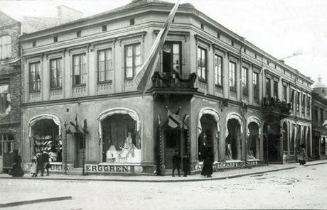 Hörnet Kaggensgatan-Storgatan, en gång kallat Berggrenska hörnan, senare Domushörnet och nu Kvastenhörnan, fotograferat från exakt samma plats i Storgatans mitt.