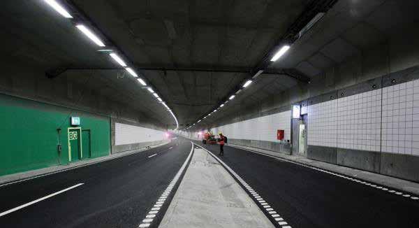 Väg - Tunnel Tunn LT Armaturstomme i syrafast stål AISI 316L, standard lackerad i grå RAL 7035. Härdat planglas. Armaturen levereras med elektronisk LED drivare.