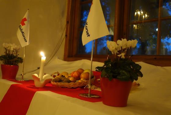 - Vid Skördevespern 8 oktober i Perstorps Kyrka smyckades ett av fönstren traditionellt med Röda Korsflaggan, ljus, frukter och blommor: - Under Julmarknaden