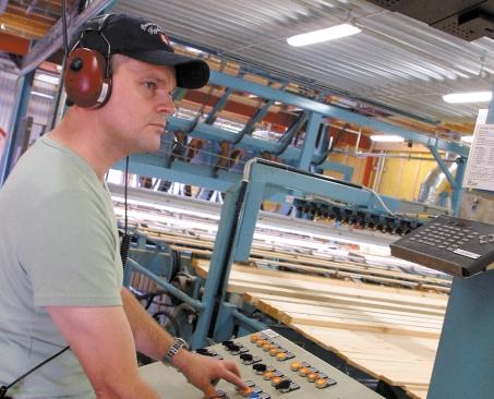 Kastet sågverk utanför Gävle är ett av koncernens 14 sågverk med en kapacitet av cirka 180 000 m 3 furu per år.