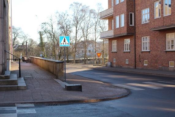 Se över belysningen Belysningen samt vegetationen kommer att ses över under 2017 PLATS 20 Östergatan/Mejeribron Trasig belysning vid infarten till parkeringen vid