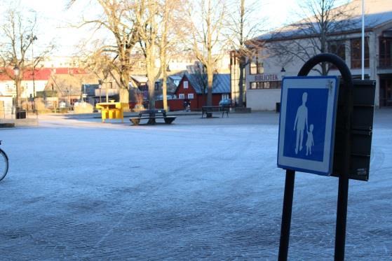 Bilarna kör fort längs torget. Oupplyst park vid offentliga toaletten skapar otrygghet Höj och sänkbara hinder för att undvika otillåten bilkörning på torget kvällstid.