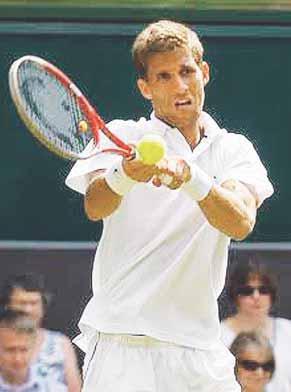 Takýmto výsledkom sa skončil prvý vzájomný duel najlepšieho slovenského tenistu Martina Kližana a svetovej jednotky Rafaela Nadala Martin Kližan vstúpil do stretnutia na wimbledonskom centrálnom