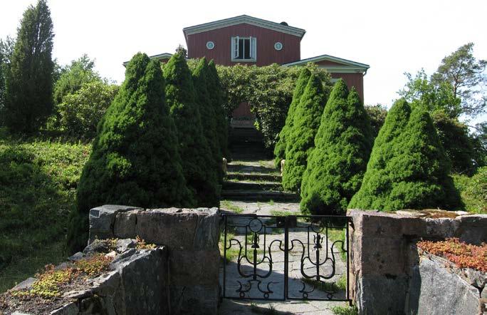 Dessa trädgårdar blev mer nyttobetonade med ytor för odling av köksväxter och plats för fruktträd. Vid tomtgränsen byggdes uthus och ibland planterades en berså för vila och utevistelse.