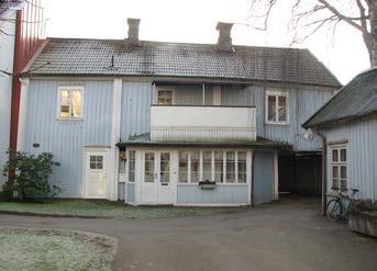 Inom staden finns också ett flertal välbevarade institutionsbyggnader reprensetativa för stenhusarkitekturen kring sekelskiftet 1900.