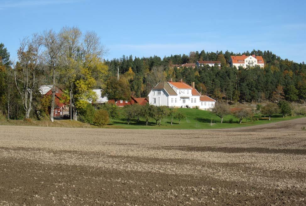 Bolltorps gård är en stor jordbruksfastighet, som är mycket välbevarad sedan byggnadstiden, med ett flertal