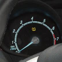 Däcktrycksövervakning Med den här funktionen kan lufttrycket i däcken övervakas under körning.