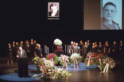 Tisíce utečencov zostávajú v špinavých, provizórnych táboroch v meste a jeho okolí. Do krajiny prišlo tento rok vyše 9300 utečencov.