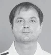 Miroslav Káčer pôsobí na ihrisku ako hladný vlk. Nielen ja, takí sme všetci... Aj pri jedle najmä Vavro, Vestenický a Junas. Rýchly stredopoliar s prezývkou Mirec sa občas zmení na žrebca.