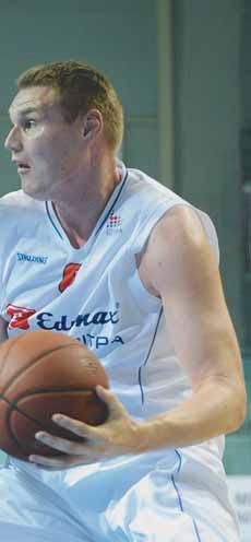 www.sport.sk BASKETBAL, CYKLISTIKA 37 Martin Rančík (vľavo, v súboji s Branislavom Tomekom) pomohol Interu k hladkému postupu cez Nitru.