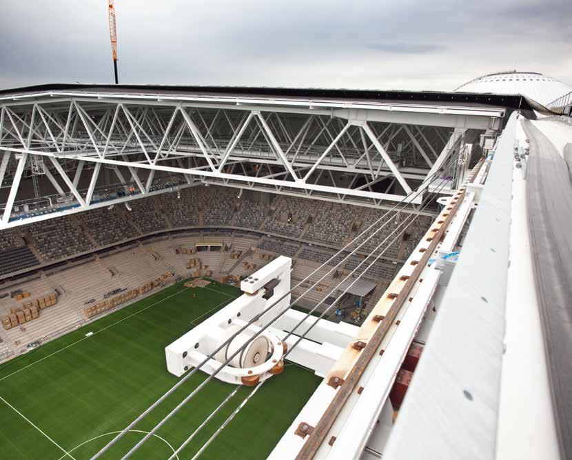 På bilden syns rälsen som taksegmenten åker på. I bakgrunden skymtar toppen på Ericsson Globe. arje användningstillfälle.