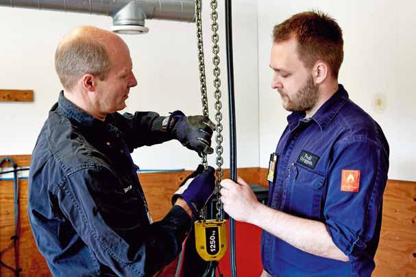 Foto: Hans Runesson Stefan Hjertberg i arbete tillsammans med Tobias Karlsson, eltekniker på ProfilGruppen.