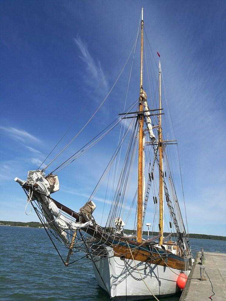 välkomstkaffe ombord. Ta del av försäljningen på Rödhamn eller ta med picknickkorgen. Anmälan senast torsdag 12 juli till Pastorskansliet tel.