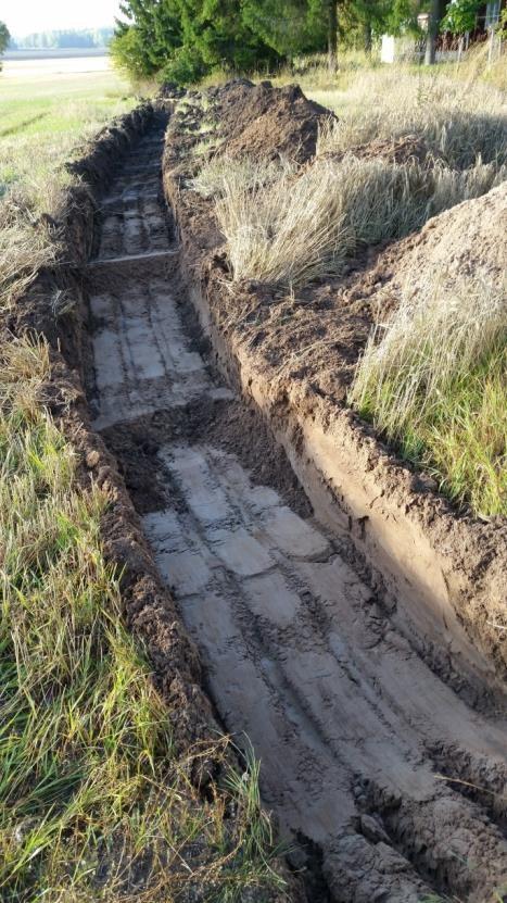 utgjordes av ljus sand med lerinslag. Inget av antikvariskt intresse påträffades. Vid 436:1 (gravfält) har den del av gravfältet som skars av vägen på 1952 års karta plöjts bort, troligen 1967-68.