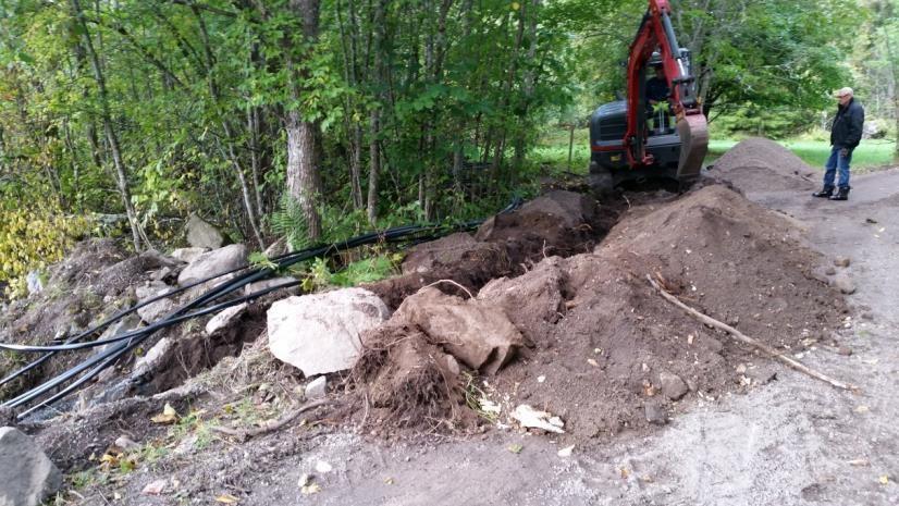 Figur 5. Schaktet intill mindre körväg fram till platsen för kommande transformatorstation (vid grävmaskinen). Foto mot väster, 2015-09-22.