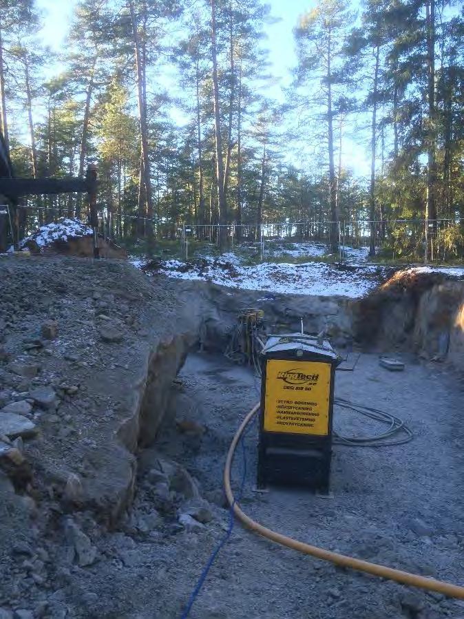 Arbetet med kabeldiket genomförs normalt med grävmaskin för schaktning. Sprängning kommer eventuellt att bli nödvändig för schaktning av kabeldiket. Sprängmassor kommer att borttransporteras.