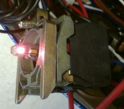 2 Reaktionstidsväggen Eftersom jag ville att strömmen skulle vara bruten innan knappen trycksned så använde jag ZBE-101.