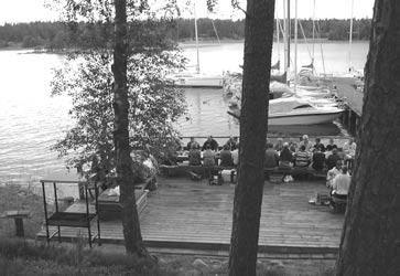 Midsommar på Svegön. Inför båtsäsongen 2003 har kommittén planerat ett antal behövliga åtgärder för att bibehålla en acceptabel standard på vår fina anläggning.