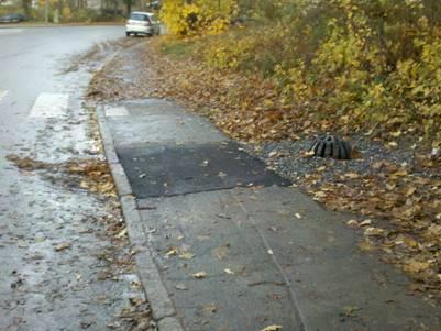 Sid 2 (7) Figur 1. Ny dagvattenbrunn med kupolsil till höger i bild. Den gamla rännstensbrunnen, som ofta täcks av löv, ligger i kanten av gatan mot trottoaren.